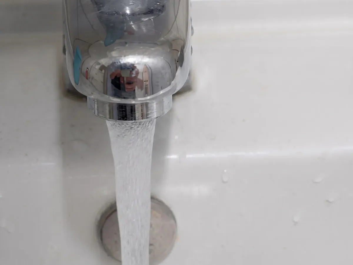 同一支水龍頭清洗前後的出水量對比